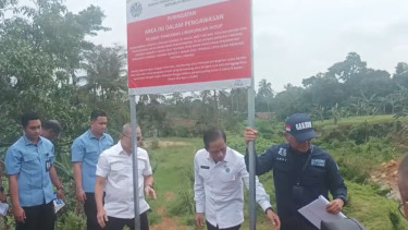 Menteri LH Hanif Faisol dan Menko Pangan Zulkifli Hasan saat memasang plang pelanggaran di Summarecon Bogor. VIVA/Muhammad AR