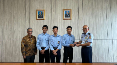 Tiga pelajar memberikan miniatur roket amatir bernama Roket Nusantara ke TNI AU.