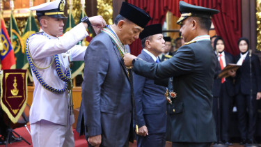 VIVA Militer: Panglima TNI sematkan Medali Kehormatan ke Menhan Sjafrie