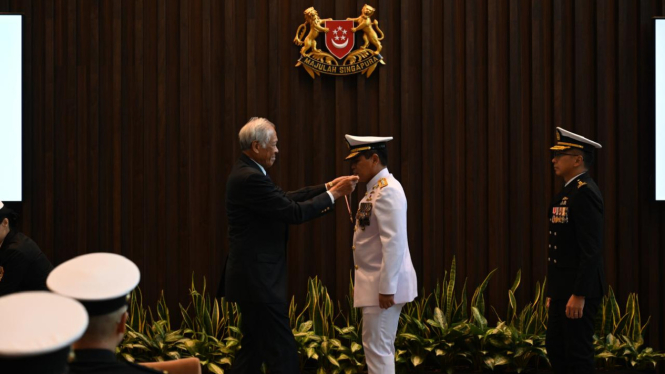 VIVA Militer: KSAL Laksamana TNI Muhammad Ali dapat penghargaan dari Singapura