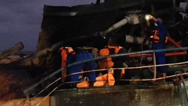 Tim SAR mengevakuasi korban meninggal kapal terbakar di LIS Lamongan. (Foto: Kantor SAR Surabaya)