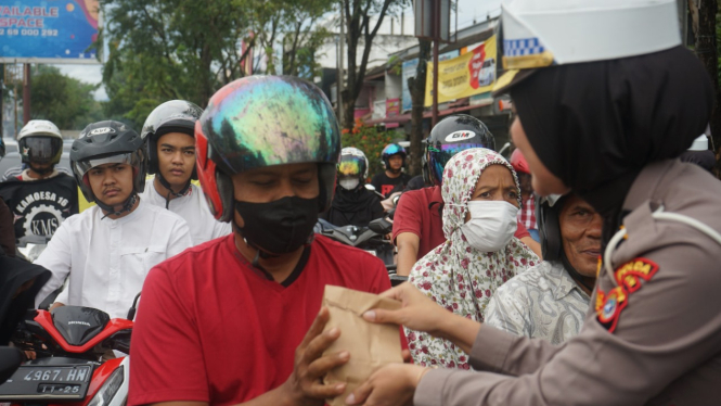 Ditlantas Polda Aceh membagikan takjil berbuka puasa ke pengendara