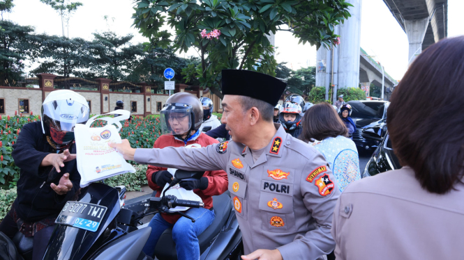 Polri bersama media menggelar kegiatan berbagi takjil ke pengendara