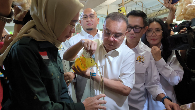Pimpinan DPR dipimpin Wakil Ketua DPR RI Sufmi Dasco Ahmad dan Komisi VI DPR RI melakukan sidak MinyaKita di Pasar Kramat Jati, Jumat, 14 Maret 2025