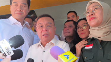 Wakil Ketua DPR RI, Sufmi Dasco Ahmad (tengah) usai sidak di Pasar Kramat Jati, Jakarta Timur, Jumat, 14 Maret 2025