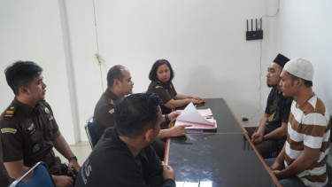 Dia tersangka penggelapan mobil yang berujung penembakan bos rental di Tangerang saat dilakukan pemeriksaan oleh Kejaksaan Negeri Kabupaten Tangerang