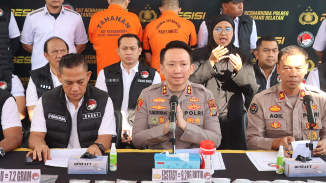 Kapolres Tangsel AKBP Victor D. H. Inkriwang (tengah) saat memberikan keterangan pers