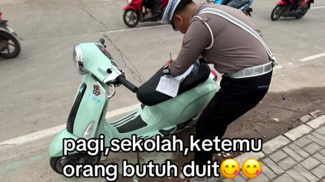 Pengendara motor protes kena tilang polisi