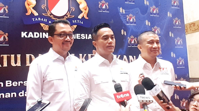 Ketua Umum Kadin Indonesia, Anindya Bakrie, dalam konferensi pers usai pengukuhan Dewan Pengurus Kadin Indonesia Periode 2024-2025 di JICC Senayan, Jakarta Pusat, Jumat, 14 Maret 2025