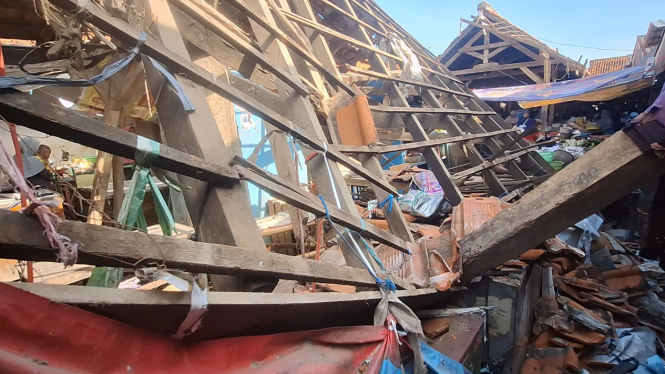 Bangunan Pasar Jatibarang Brebes Ambruk