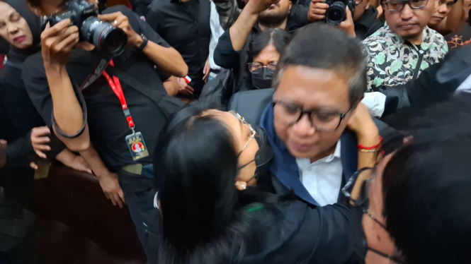 Pelukan erat Hasto Kristiyanto ke sang istri usai jalani sidsng perdana di PN Jakpus