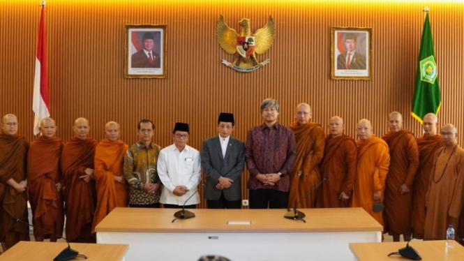 Menag audiensi dengan para Bhikkhu, Sangha dan tokoh Umat Buddha.
