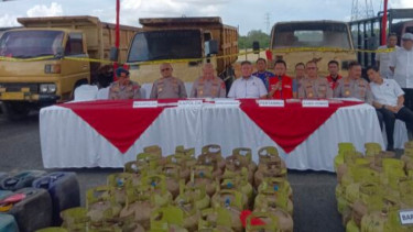 Ratusan tabung elpiji 3 kilogram dan jerigen berisikan solar ilegal - Foto Dok Faidur