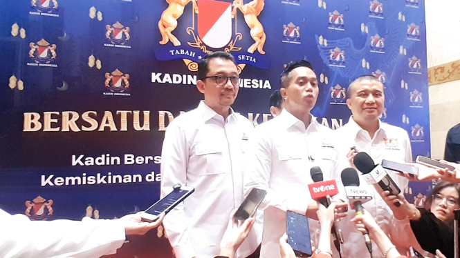 Ketua Umum Kadin Indonesia, Anindya Bakrie, dalam konferensi pers usai pengukuhan Dewan Pengurus Kadin Indonesia Periode 2024-2025 di JICC Senayan, Jakarta Pusat, Jumat, 14 Maret 2025