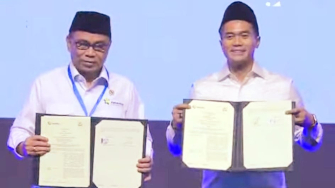 Ketua Umum Kadin Indonesia, Anindya Bakrie bersama Menteri Koperasi, Budi Arie Setiadi, saat menekan MoU Pembentukan Koperasi Desa Merah Putih di JICC Senayan, Jakarta, Jumat, 14 Maret 2025]