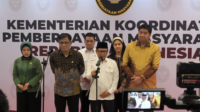 Menteri Koordinator bidang Pemberdayaan Masyarakat (Menko PM), Muhaimin Iskandar alias Cak Imin (tengah) usai rapat tingkat menteri di Gedung BPJS Ketenagakerjaan, Jakarta Selatan, Jumat, 14 Maret 2025