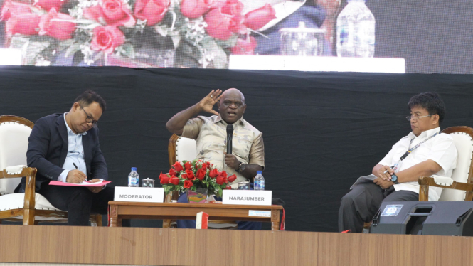 Menteri HAM RI, Natalius Pigai saat mengisi Kuliah Umum di Kampus UHN, Kota Medan.(istimewa/VIVA)