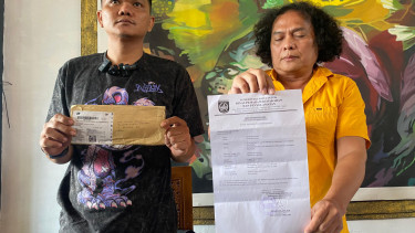 Sandi Butar Butar didampingi kuasa hukum Deolipa Yumara