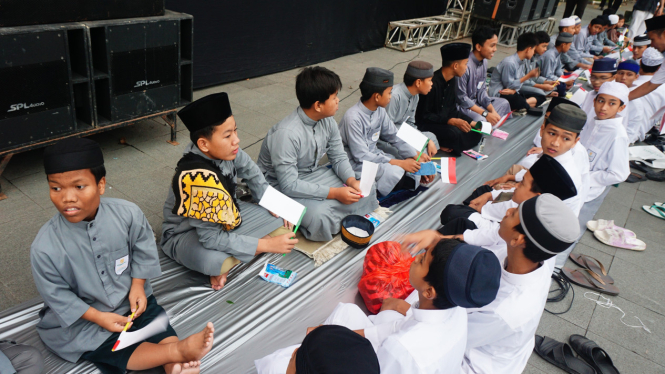 Catat Rekor Muri, Bukber Terpanjang se-Indonesia di Kota Solo