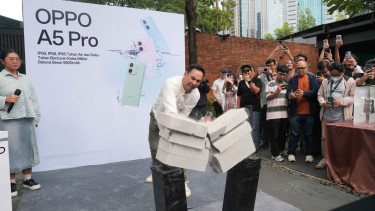 Oppo A5 Pro dipakai untuk memecah batako.