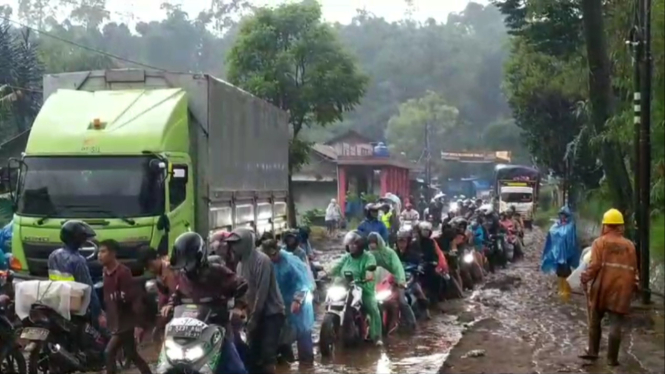 Puluhan kendaraan terjebak lumpur saat berupaya menerobos lokasi bandir di Jalan Raya Cisurupan Garut 