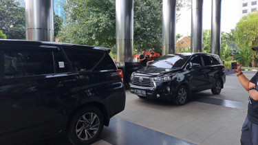 Rombongan mobil membawa 8 orang yang terjaring OTT di OKU Sumatera Selatan tiba di Gedung KPK, Minggu, 16 Maret 2025.