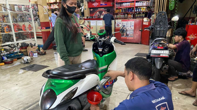 Pergantian oli motor yang tercampur air
