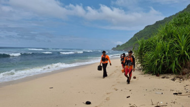 Tim SAR melakukan pencarian terhadap turis asal China yang terseret arus di Pantai Nyang Nyang