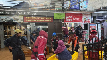 Petugas evakuasi korban banjir menggunakan perahu di Sumedang, Jawa Barat.