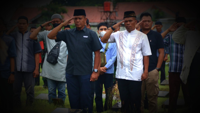VIVA Militer: Brigjen TNI Mar Umar Farouq di pemakaman Serma Purwoto