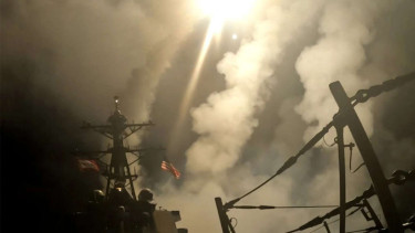 VIVA Militer: Serangan milisi Houthi Yaman terhadap kapal perang Amerika Serikat