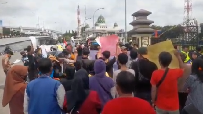 Aksi massa tolak penetapan nenek sebagai tersangka di Polda Sumsel