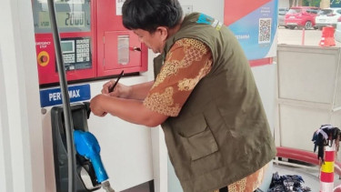 Petugas lakukan uji takar di SPBU Kota Tangerang jelang mudik lebaran 2025