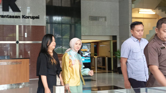Mantan Direktur Utama PT Pertamina (Persero) Nicke Widyawati usai diperiksa penyidik KPK soal kasus dugaan jual beli gas di PT PGN