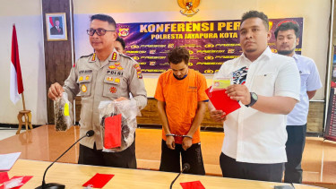 Polisi saat menunjukkan barang bukti ganja dan pelaku WNA Mesir