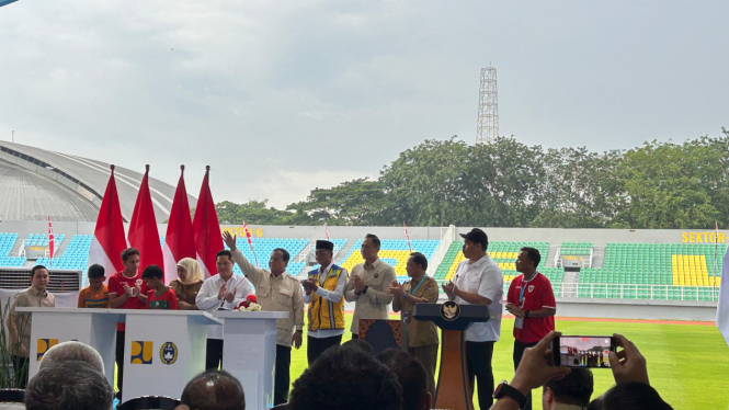 Presiden RI Prabowo Subianto meresmikan secara simbolis pembangunan dan renovasi 17 stadion di Stadion Gelora Delta, Sidoarjo, Jawa Timur, Senin, 17 Maret 2025