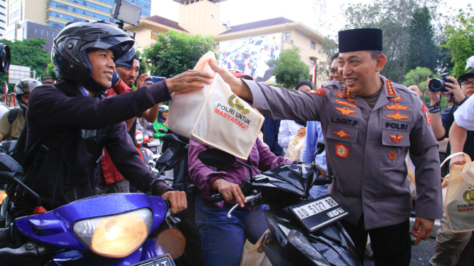 Kapolri Jenderal Listyo Sigit Prabowo membagikan takjil bersama wartawan