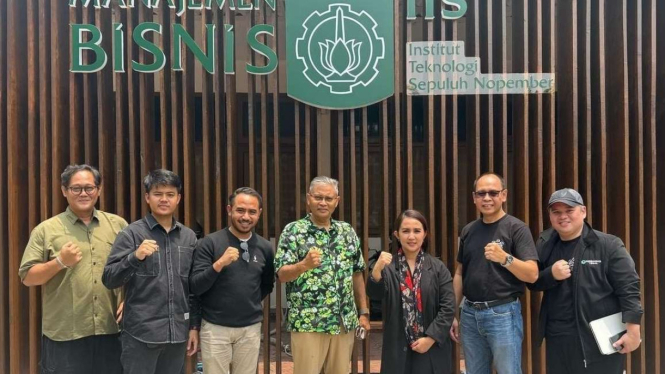 Jajaran tim PSPI-KP ITS, IBC, dan Perkumpulan Gen Indonesia
