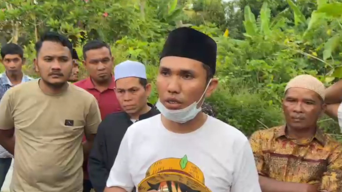 Keluarga korban, Tgk Muzi usai memakamkan Hasfiani. (Ist)