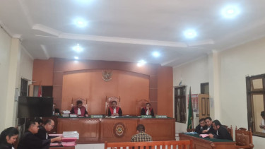 Sidang kasus pembunuhan berencana wartawan di PN Kabanjahe, Kabupaten Karo, tiga terdakwa dituntut mati.(istimewa/VIVA)