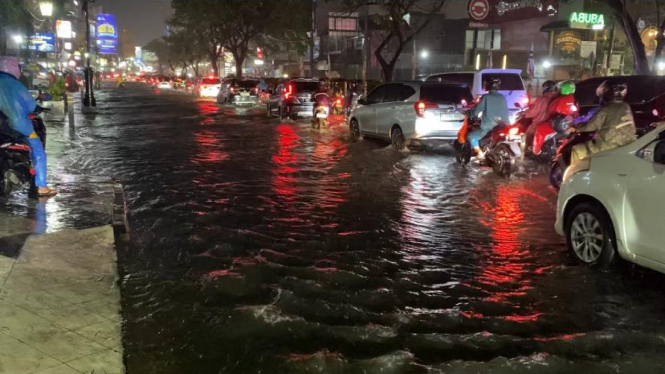 Banjir di Margonda, pengendara motor balik arah