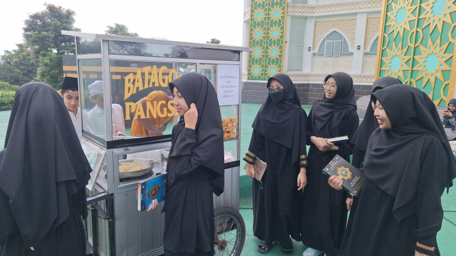 Memperingati nuzurul quran santri di Bogor jajan dengan ayat Alquran. VIVA/Muhammad AR 