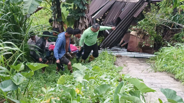 Polisi evakuasi seorang orang tewas imbas gempa bumi di Kabupaten Taput.(dok Polres Taput)