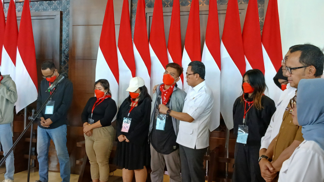 Para WNI (masker merah) yang berhasil dievakuasi pemerintah dari wilayah konflik perbatasan Thailand-Myanmar di Myawwadi tiba di bandara soetta, tangerang