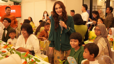 Luna Maya nikmati suasana ngabuburit buka puasa bersama anak-anak jalanan.