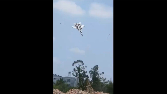 VIVA Militer: Jet tempur Shenyang J-15 militer China jatuh