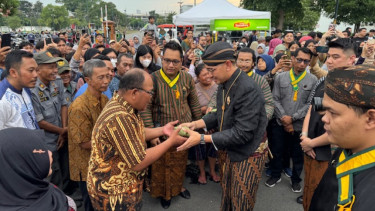 KGPAA Mangkunegara X didampingi Chef Arnold bagikan 3.000 nasi berkat  kepada masyarakat untuk berbuka puasa.