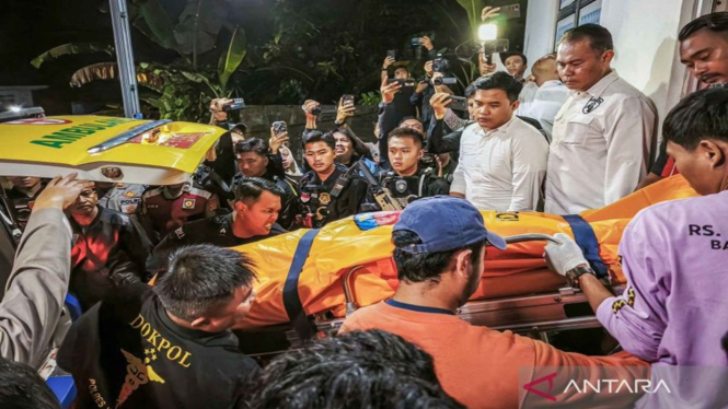 Jenazah polisi yang tewas tertembak saat gerebek judi sabung ayam