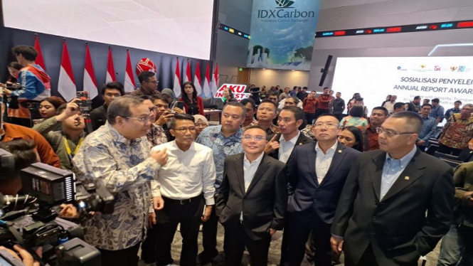 Wakil Ketua DPR Sufmi Dasco Ahmad bersama anggota DPR sambangi BEI