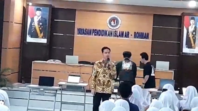 Wakil presiden Gibran Rakabuming saat menghadiri Workshop AI di SMA IT Almadinah Bogor. VIVA/Muhammad AR 